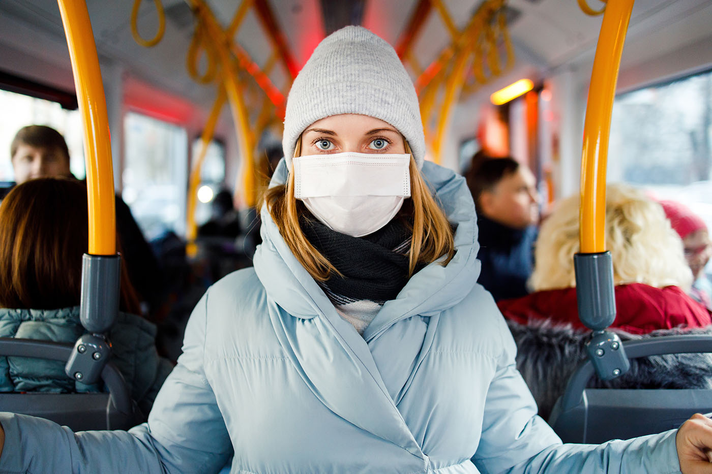Jeune femme dans un bus portant un masque pendant la pandémie de Covid-19