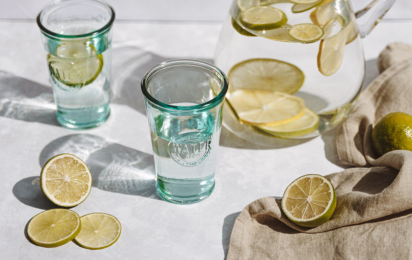 deux verres d'eau entourés de rondelles de citron